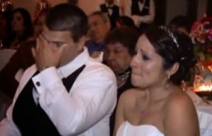 Η συγκλονιστική κίνηση ενός πατέρα που έκανε γαμπρό και νύφη να ξεσπάσουν σε κλάματα... [video]
