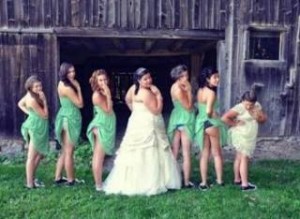 Η νέα μόδα που ΣΟΚΑΡΕΙ! Η νύφη και οι παρανύφες δείχνουν τους κώλους  τους... (ΕΙΚΟΝΕΣ)