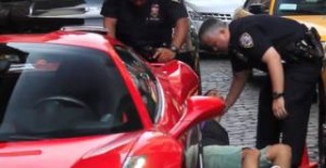 Πάτησε τον αστυνομικό με τη Ferrari για να αποφύγει την κλήση (βίντεο)