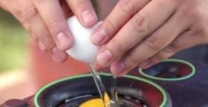Σπάει ένα αυγό μέσα σε ένα ηχείο. Ο λόγος; Εντυπωσιακός! (βίντεο)