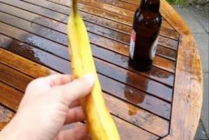 Δείτε πώς μπορείτε να ανοίξετε ένα μπουκάλι μπύρα με μπανάνα! (VIDEO) 
