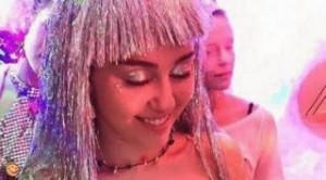 Η Miley Cyrus τόπλες σε πάρτι και το φιλί στο στόμα με γυναίκα
