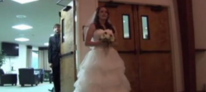 Νύφη μπαίνει στην εκκλησία τραγουδώντας -Ενας γάμος με 13 εκατ. κλικ [βίντεο] 