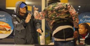 Κοινωνικό πείραμα: Άστεγος προσπαθεί να κλέψει ένα burger (βίντεο)