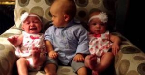 Η ξεκαρδιστική αντίδραση μπόμπιρα όταν είδε για πρώτη φορά δίδυμα μωρά (βίντεο)