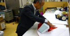Δείτε τον τρόπο με τον οποίο τυλίγουν τα δώρα στην Ιαπωνία. Ευφυέστατο! (βίντεο)