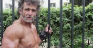 O άστεγος bodybuilder που κάνει γυμναστική στους δρόμους του Παρισιού