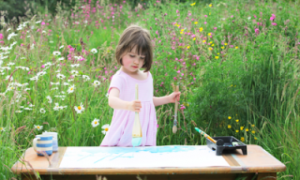 Πεντάχρονο κοριτσάκι με αυτισμό δημιουργεί μοναδικούς πίνακες ζωγραφικής