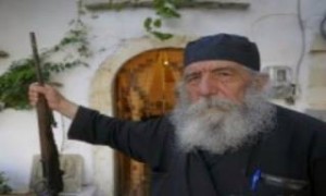 Κρήτη: Σάλος από τη φωτογραφία παπά με όπλο - Είμαι ένας Ταλιμπάνης της εκκλησίας