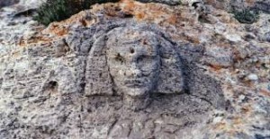 Κεφαλή σφίγγας σε βράχο κοντά σε θεμέλια αρχαίας πυραμίδας στα Βιγκλάφια Λακωνίας