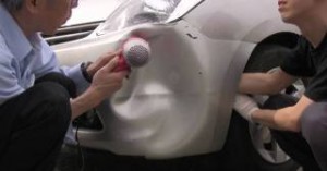 Να πως μπορείς,να επισκευάσεις ένα βούλιαγμα στο αυτοκίνητο,με το πιστολάκι για τα μαλλιά (βίντεο)
