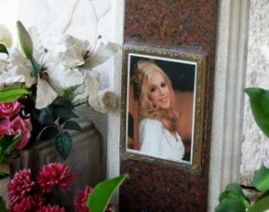 Δείτε τι έχει συμβεί στον τάφο της Αλίκης Βουγιουκλάκη! [photo]