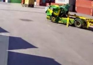 Σοκαριστικό βίντεο από ατύχημα στο Πέραμα: Κοντέινερ πέφτει πάνω σε κινούμενη νταλίκα! [video]