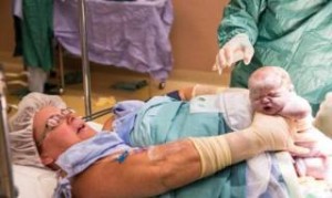 Συγκλονιστική στιγμή: Μάνα βγάζει μόνη της το μωρό από την κοιλιά της στην καισαρική!