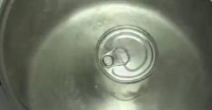 Έριξε σε βρασμένο νερό ένα κουτί ζαχαρούχο γάλα και δείτε το αποτέλεσμα! (βίντεο)