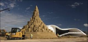 Το ψηλότερο κάστρο του κόσμου στην άμμο [βίντεο]