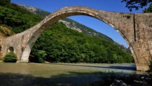 Κατέρρευσε το Γεφύρι της Πλάκας, το μεγαλύτερο μονότοξο γεφύρι στα Βαλκάνια [βίντεο]