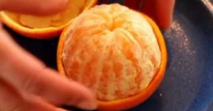Σίγουρα καθαρίζετε λάθος τα πορτοκάλια! Ο τρόπος που το κάνει; Πανέξυπνος! (βίντεο)