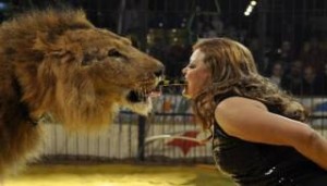 Λιοντάρι όρμησε στην θηριοδαμάστρια σε τσίρκο στην Αίγυπτο [βίντεο]