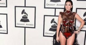 Η Αλβανίδα σταρ που πήγε στα Grammy και τους άφησε όλους άφωνους -Το κιτς αποκαλυπτικό κορμάκι της [εικόνες]