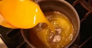 Έριξε χυμό πορτοκαλιού μέσα σε βρασμένο νερό. Το αποτέλεσμα; Πραγματικά εντυπωσιακό! (βίντεο)