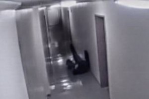 Κάμερα κατέγραψε επίθεση φαντάσματος σε άνδρα! [video]