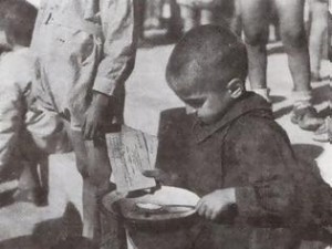 Ο Δ. Νατσιός αφηγείται πως φέρθηκε ένας γερμανός στρατιώτης σε ένα ελληνόπουλο που ζητούσε λίγο ψωμί κατά τη διάρκεια της κατοχής