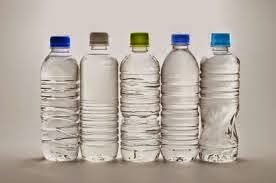 Γνωρίζετε τι συμβαίνει αν πιείτε νερό που έχει ξεμείνει σε ένα ποτήρι μέσα στο σπίτι ή σε ένα πλαστικό μπουκαλάκι για δυο-τρεις μέρες; Δείτε τι μπορείτε να πάθετε
