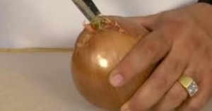Κόβει το κρεμμύδι με τελείως διαφορετικό τρόπο. Το αποτέλεσμα; Δεν θα δακρύσετε ποτέ ξανά! (βίντεο)