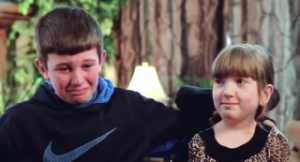 Αυτό που κάνει αυτό το αγόρι  για την ανάπηρη αδελφή του είναι καταπληκτικό – ΒΙΝΤΕΟ