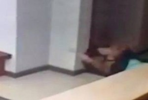 Ανατριχιαστικό video από κάμερα ασφαλείας: Φάντασμα επιτέθηκε και έριξε κάτω γυναίκα