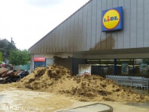 Γέμισαν το LIDL με κοπριά..Δείτε πως Γάλλοι αγρότες εκδικήθηκαν την γερμανική εταιρεία..(Εικόνες-Βίντεο)