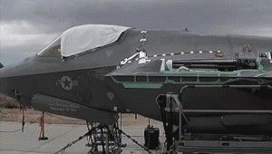 Πυροδότηση πυροβόλου GAU-22/A στο F-35 (Βίντεο)