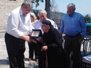 Σας παραδώσαμε μιὰ ΕΛΛΑΔΑ ελεύθερη! Ελεύθερη νὰ τὴν δώσετε καὶ σεις στὰ παιδιὰ σας! (μια ηρωίδα της Πίνδου)