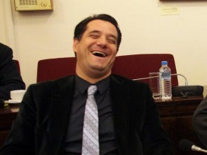 ΣΟΚΑΡΙΣΤΙΚΕΣ ΦΩΤΟ: Ο Άδωνις απολαμβάνει τα “μπάνια του λαού” και τα παιδάκια…σκιάζονται από την κορμοστασιά του!!