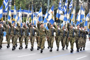 Ρίγη συγκίνησης… Σείεται η γη από τα συνθήματα των ΟΥΚ, στην φετινή παρέλασης στο κέντρο της Αθήνας !!