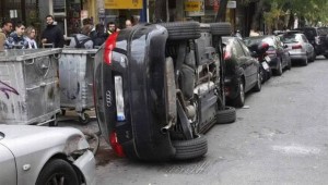 Ξύλο... πολύ ξύλο για ένα παράνομα παρκαρισμένο αυτοκίνητο! (βίντεο)