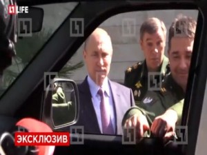 “Κόκκαλο” ο Πούτιν στην επιθεώρηση στρατιωτικού οχήματος! Τους έμεινε το χερούλι στο χέρι (ΒΙΝΤΕΟ)