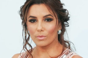 Η Eva Longoria μάς δείχνει πρώτη φορά την φουσκωμένη της κοιλίτσα