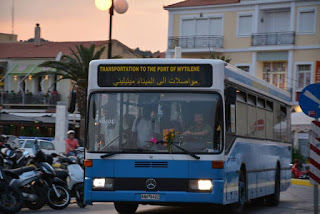 ΕΙΚΟΝΑ-ΣΟΚ! ΜΕ ΑΡΑΒΙΚΕΣ ΤΑΜΠΕΛΕΣ ΚΥΚΛΟΦΟΡΟΥΝ ΤΑ ΛΕΩΦΟΡΕΙΑ ΣΤΗ ΛΕΣΒΟ!