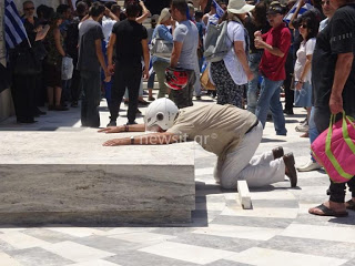 Γερά, γερά, στα χνάρια του Μελά και... προσκύνημα στον Άγνωστο στρατιώτη - Συγκέντρωση για τη Μακεδονία στο Σύνταγμα