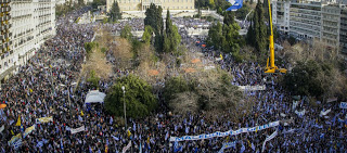 Διαδηλωτές στο Σύνταγμα ακινητοποίησαν και παρέδωσαν στην αστυνομία νεαρό με τσάντα γεμάτη πέτρες