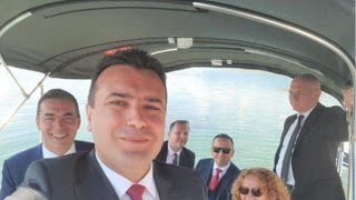 Η selfie και το μήνυμα του Ζάεφ μέσα από το σκάφος που τον μετέφερε στις Πρέσπες