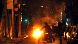 Πέτρες και μολότοφ τα ξημερώματα έξω από το σπίτι του Αλέκου Φλαμπουράρη - Πήγαν να κάψουν ζωντανό αστυνομικό