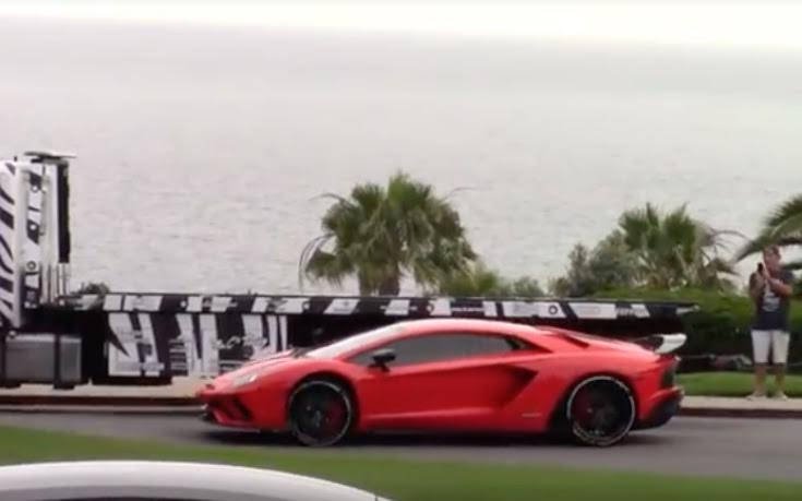 Πασίγνωστος ποπ σταρ οδηγεί Lamborghini με… παντόφλες