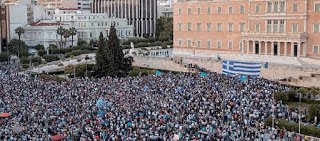 Κουκουλοφόροι προβοκάτορες βγαίνουν απο την Βουλή κατά την διάρκεια του συλλαλητηρίου - Βίντεο ντοκουμέντο