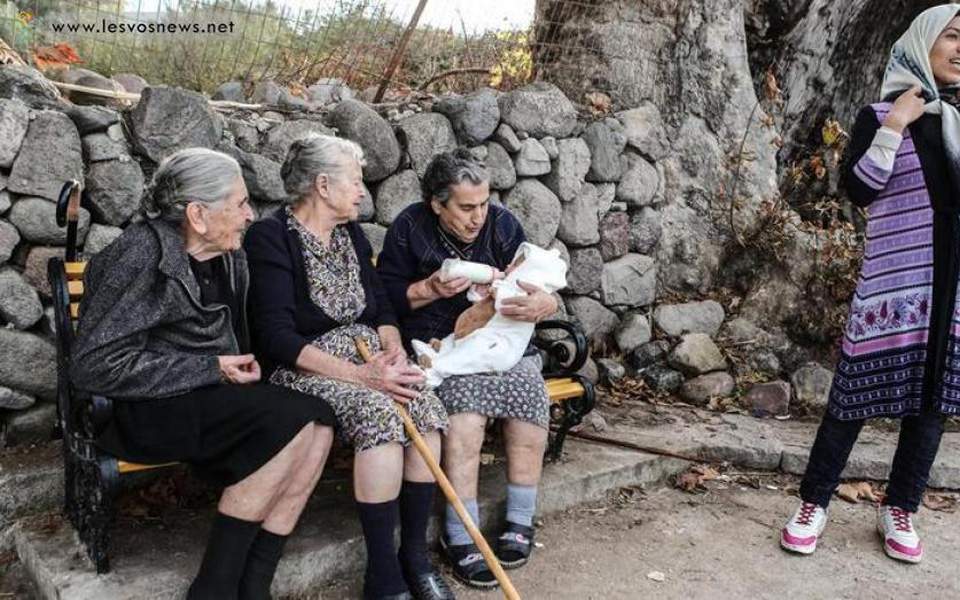 Τσίπρας και Μητσοτάκης αποχαιρετούν τη γιαγιά Μαρίτσα - σύμβολο της Λέσβου