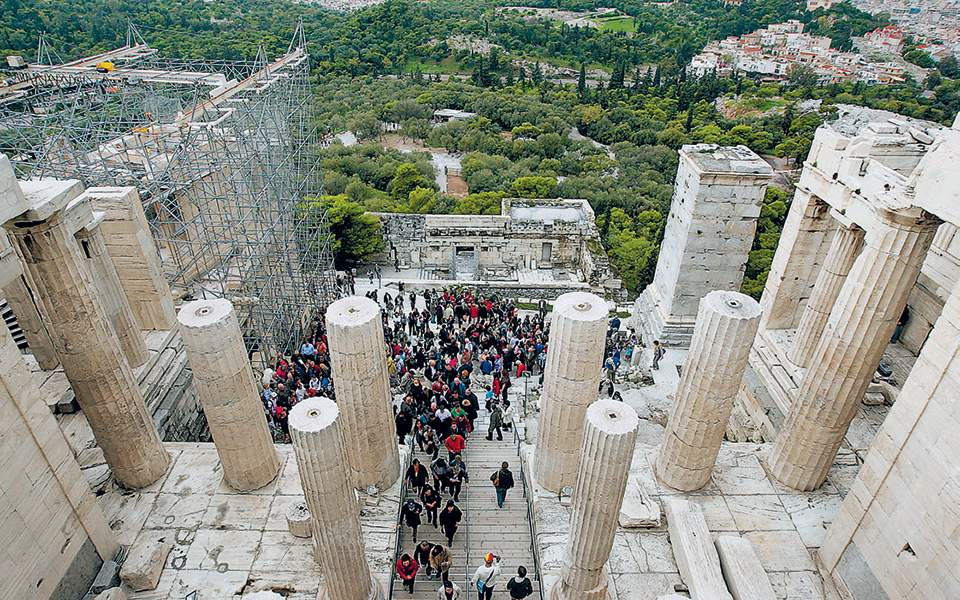 Λιγότεροι τουρίστες, αλλά περισσότερα έσοδα