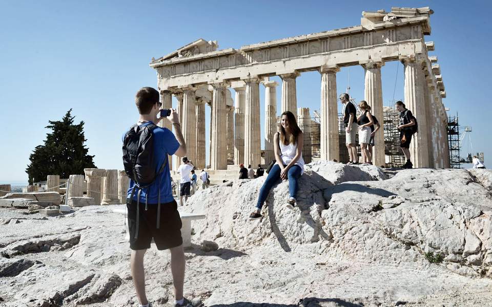 Υψηλότερα τουριστικά έσοδα λόγω αύξησης μέσης δαπάνης τουριστών